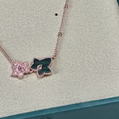 晨曦微光中的双叶呢喃