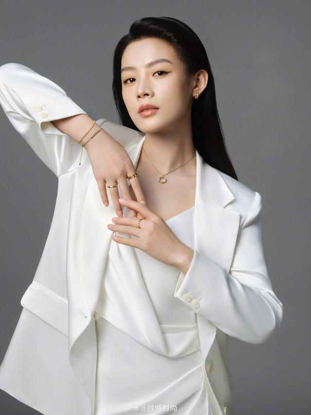 #珠宝与时计之美#【Pandora潘多拉珠宝欣然宣布陈丽君 担任潘多拉大中华区品牌大使】丹麦珠宝品牌 Pandora 潘多拉珠宝欣然宣布，青年越剧演员陈丽君正式出任潘多拉大中华区品牌大使。自创立以来，