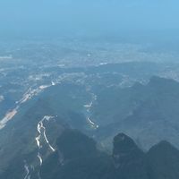 晨光中的上山晨跑修行