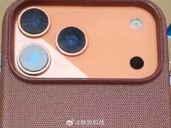 【#iPhone17系列全新手机壳上手#】消息源 Majin Bu 昨日（8 月 22 日）在 X 平台发布推文，分享了一段上手视频，展示了苹果即将为 iPhone 17 系列推出的 TechWove