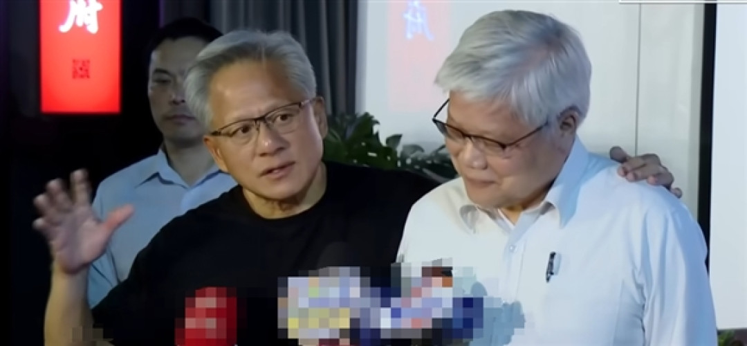 黄仁勋手搭魏哲家肩膀：买台积电股票的都是聪明人