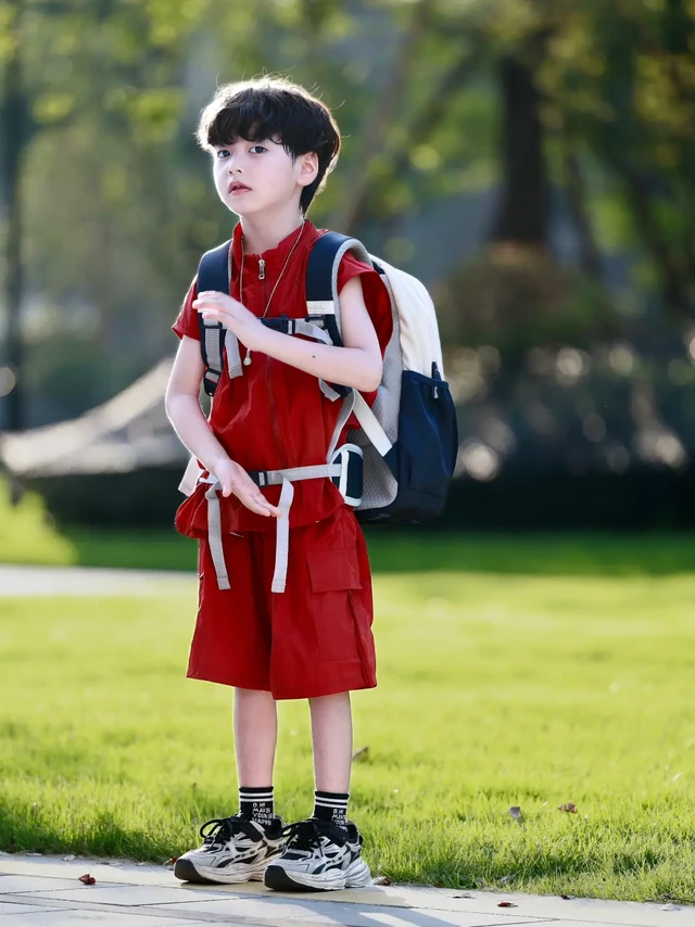 他好像在发光！一路被“围观”的新🎒