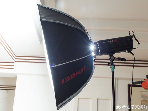 #海洋洋的摄影笔记# 如果不是因为要二次元复健我大概很久不会更新我的那一大堆柔光箱了。捷宝K2-90和金贝KE-100的非严谨对比。都是5800K的色温、同只灯同个输出同个相机镜头，当然我偷懒，懒得用