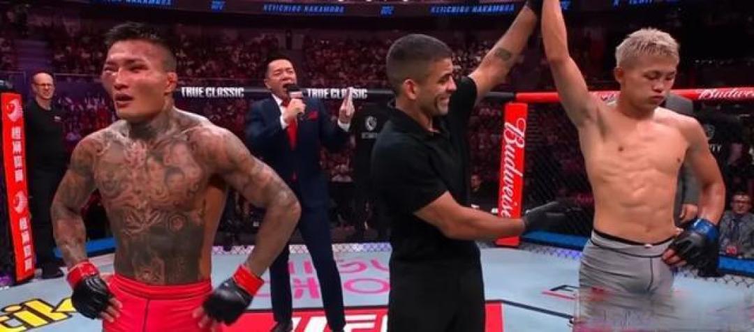 中国拳手益扎UFC上海站37秒闪电KO对手,生涯首胜勇夺五万美元最佳表现花红