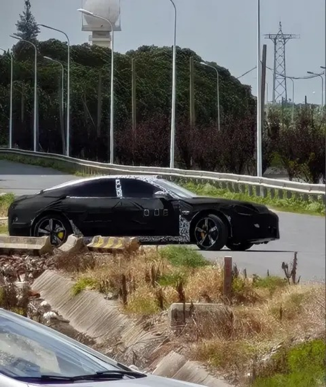 小米SU7 L谍照曝光:轴距加长,空间升级