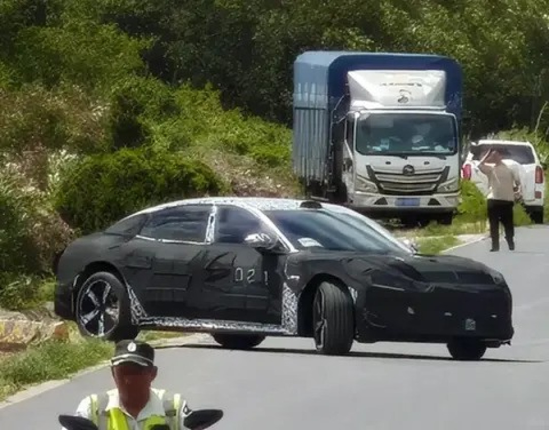 小米汽车曝光新款测试车，或为SU7加长版