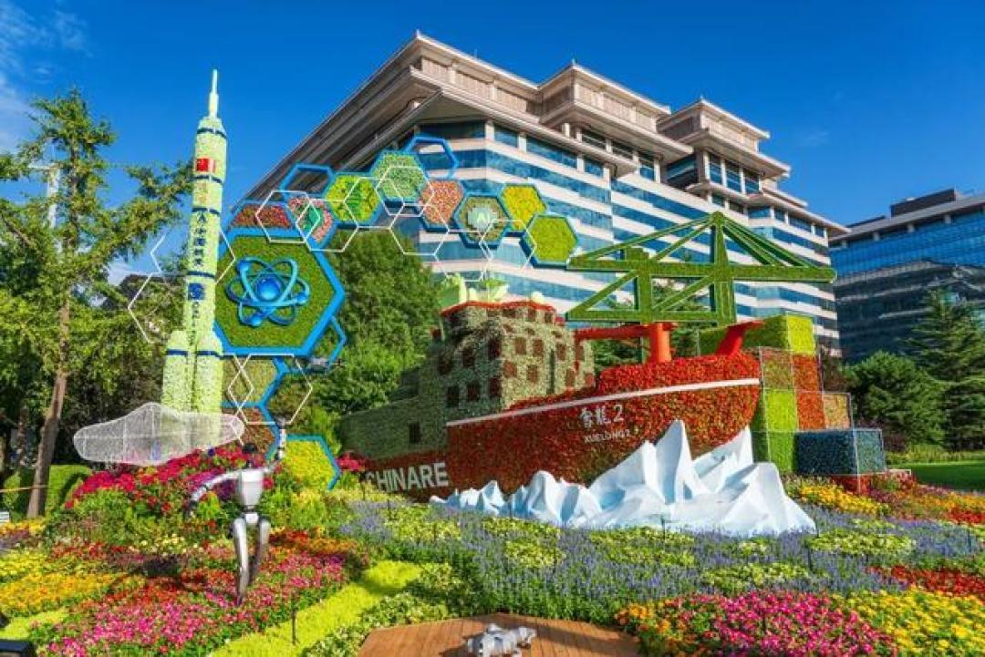 长安街抗战胜利主题花灯点亮历史记忆 科技光影绽放民族精神