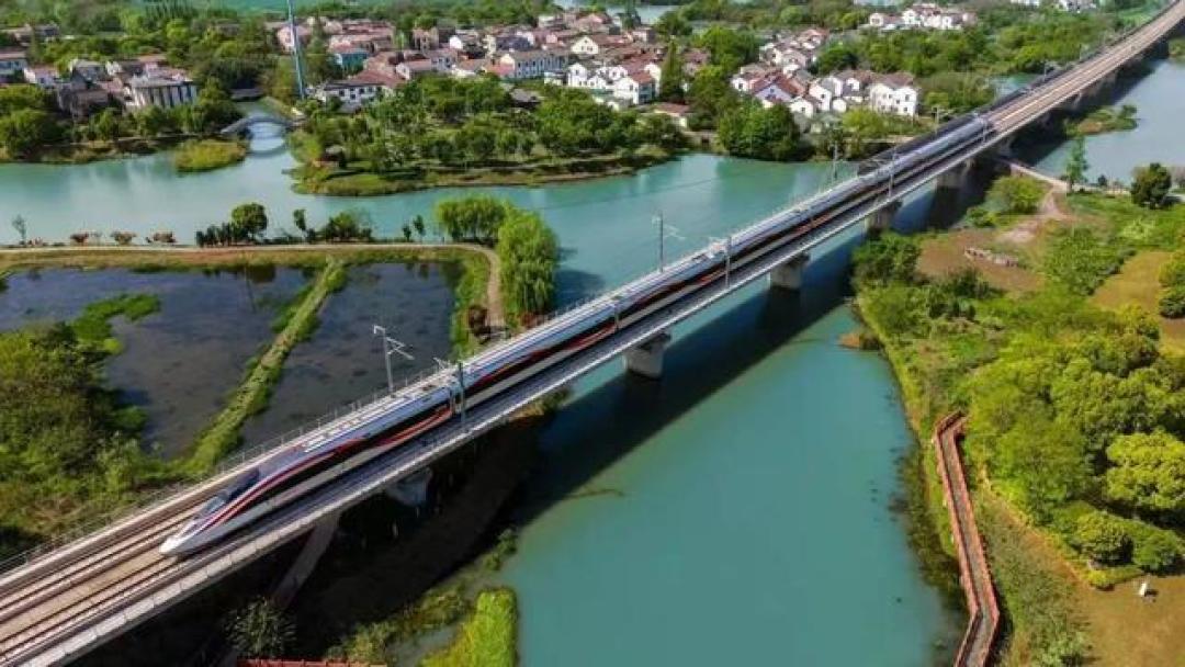 2025暑运铁路客流破8.2亿人次创纪录 高铁网络扩容提质赋能经济新活力