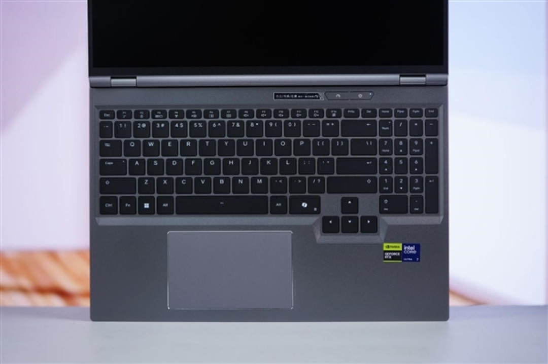 升级长江存储PC450固态硬盘 机械革命耀世16 Ultra图赏