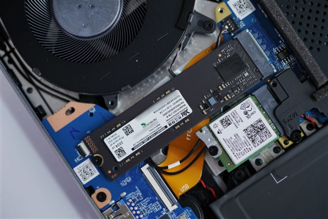 升级长江存储PC450固态硬盘 机械革命耀世16 Ultra图赏
