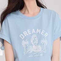 T恤穿搭日记：浅蓝T恤的多变时尚