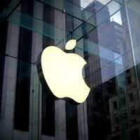 2027年iPhone二十周年纪念版将采用环绕式玻璃设计，致敬乔布斯理念