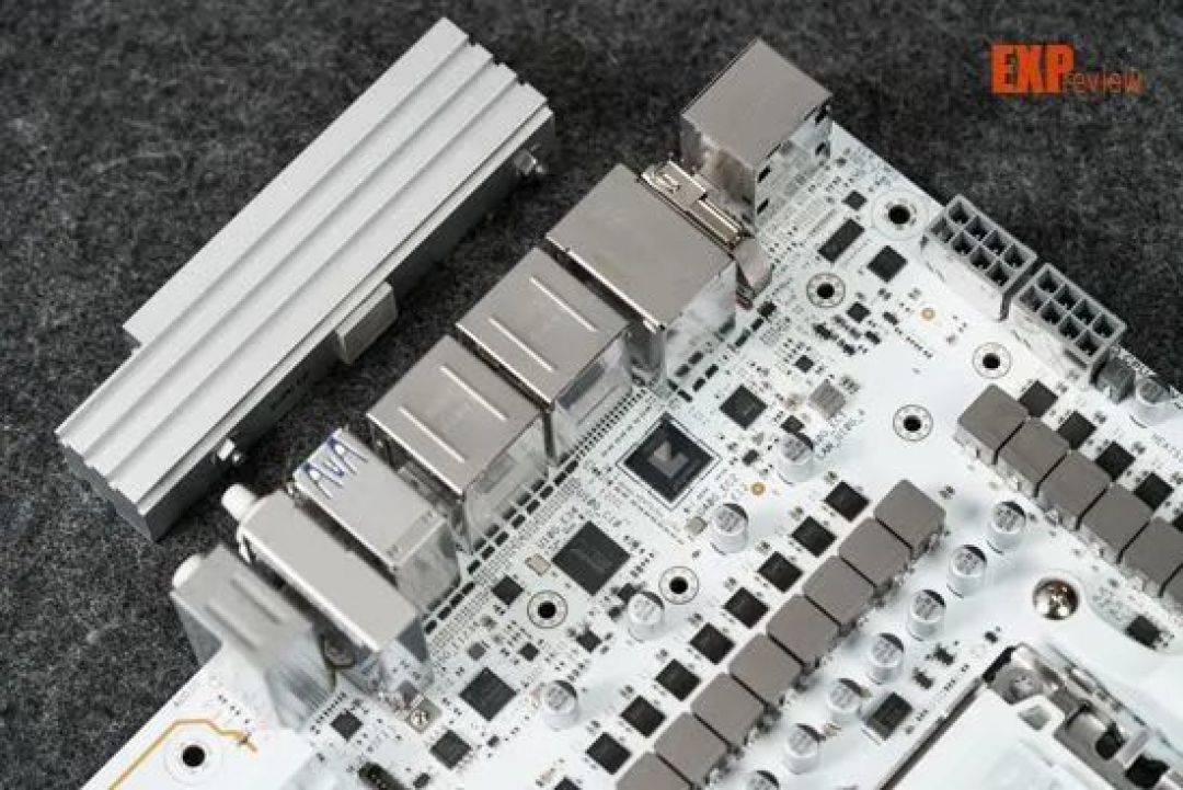 华硕ROG X870 吹雪S主板评测：电镀“战姬”加颜值，内存AI皆升级