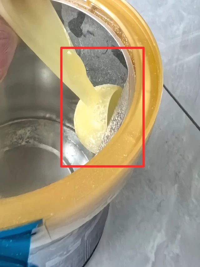 1️⃣段：（飞鹤）刮平设计和卡槽设计都符合常理，点个赞。👍👍
2️⃣段：（美赞臣蓝臻）刮平设计太小，奶粉勺前部设计太长，每次刮平时前部都会顶到瓶罐、撒掉一些奶粉，需要自己用盖上的铝箔纸重新制作刮平装置