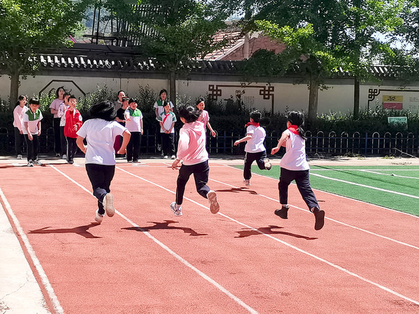 宝妈们看过来！被这个超有爱的公益行活动暖到了！之前有关注到北京、上海、广州、深圳4座城市的40所校园开展了“守初「新」·「竹」力未来”守护熊猫公益行活动，娃们掌握5项运动技能就能get小葫芦AD勋章，