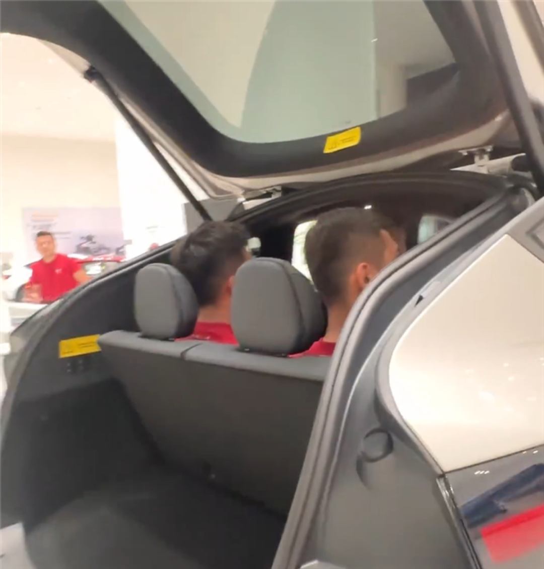 特斯拉Model Y L空间大不大 陶琳分享视频：塞进6个1.8米大高个