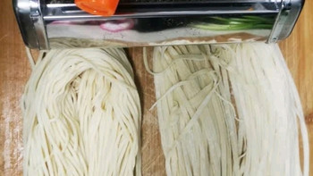 家用手摇压面机使用感受：自制面食的得力助手
