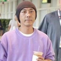 60岁张卫健晒老年卡，矮个子穿出“1米8”气场，怎么做到的？