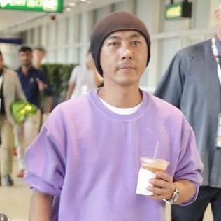 60岁张卫健晒老年卡，矮个子穿出“1米8”气场，怎么做到的？
