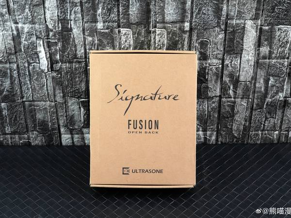 开箱德国ULTRASONE极致Signature FusionOB头戴式有线HiFi耳机Signature FusionOB在德国精工制造，耳机双边内置了45mm的石墨烯GSS振膜动圈单元，抗阻是32