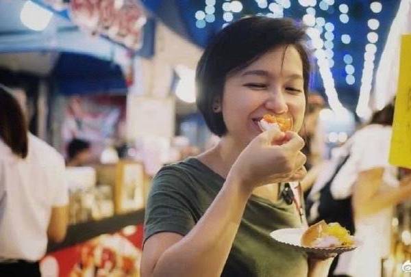 【我们为什么一次次爱上市集？】小时候，我们跟着父母去逛菜市场，大人们站在档口前和摊主挑选一把青菜，试探它的鲜嫩。再长大一点，我们和朋友去逛小商品市场，五颜六色的发卡、手链，各种小玩意儿让人眼花缭乱。工