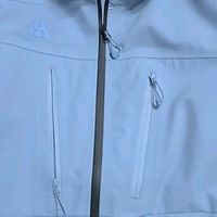 安踏水壳3.0冲锋衣:秋日通勤户外皆宜