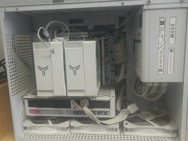 科瑞x41q显示器，2k180hz,去年700多买的
cpu14600kf盒装，无雷
显卡七彩虹5060ultra
硬盘西数sn7100 1t
主板铭瑄b760m终结者d4wifi ice纯白
内存玖