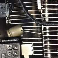 哥们RTX 5090炸了，炸的像鞭炮一样，散热器都炸弯