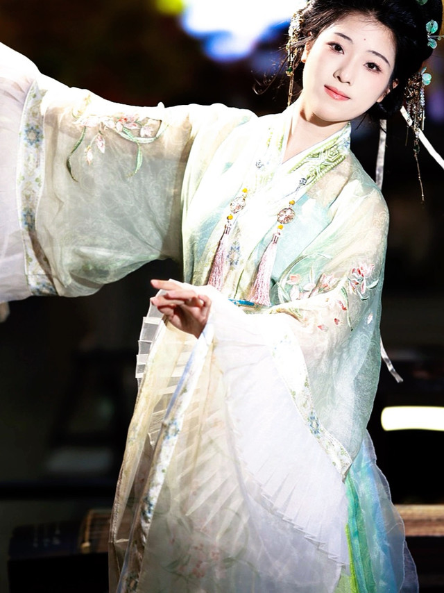 穿上秋款汉服，感受古典韵味