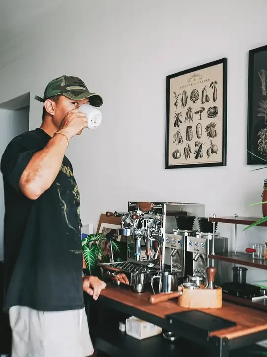 我终于有自己的咖啡角了! 期待了三年终于打造了属于自己的咖啡角
咖啡机最后选了格米莱白鲸3035A,妥妥被颜值俘获,就是现在拉花拉的还是一坨,需要大神指点。咖啡台+收纳还是宜家,感觉家里几乎都是宜家的