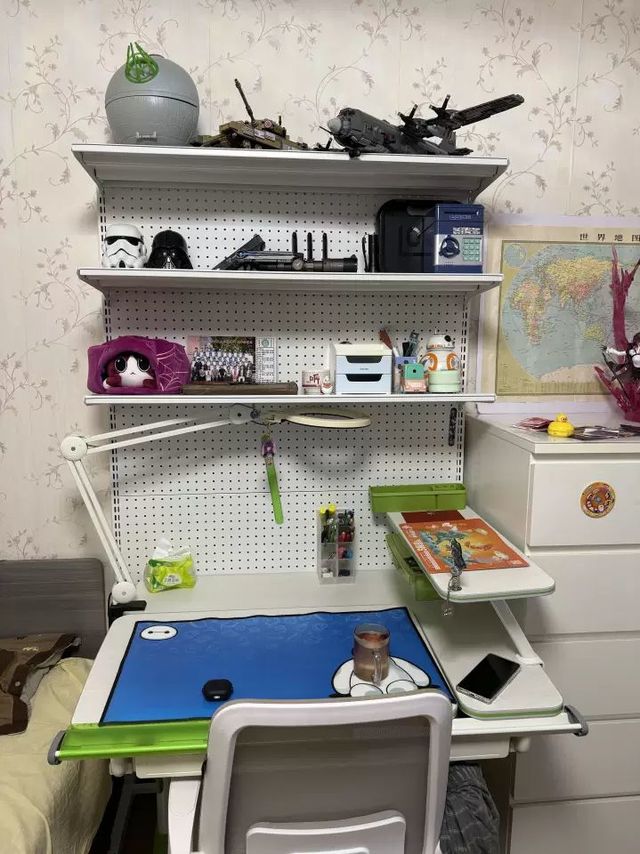 靠墙置物架桌边收纳架落地式一体洞洞板