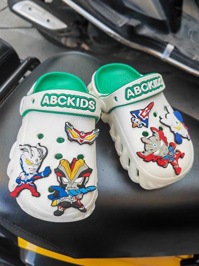 儿童洞洞鞋，白绿配色好清新
