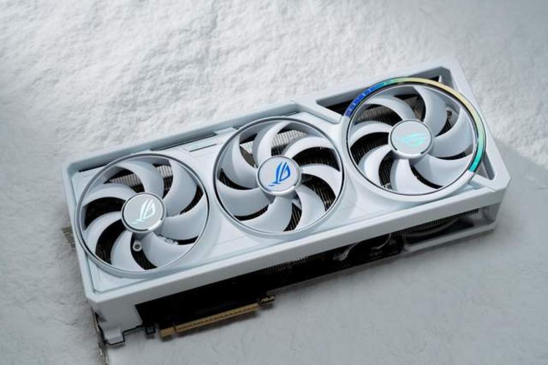 七夕换新白色显卡更具新意!ROG ASTRAL白夜神RTX5080来袭