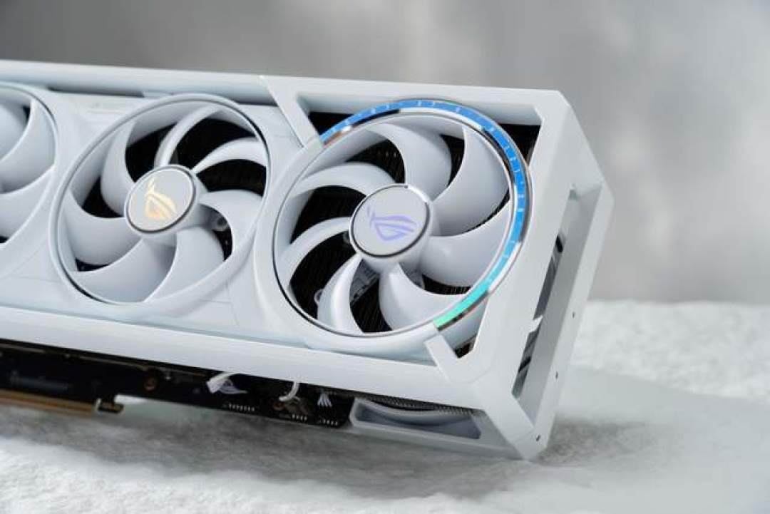 七夕换新白色显卡更具新意!ROG ASTRAL白夜神RTX5080来袭