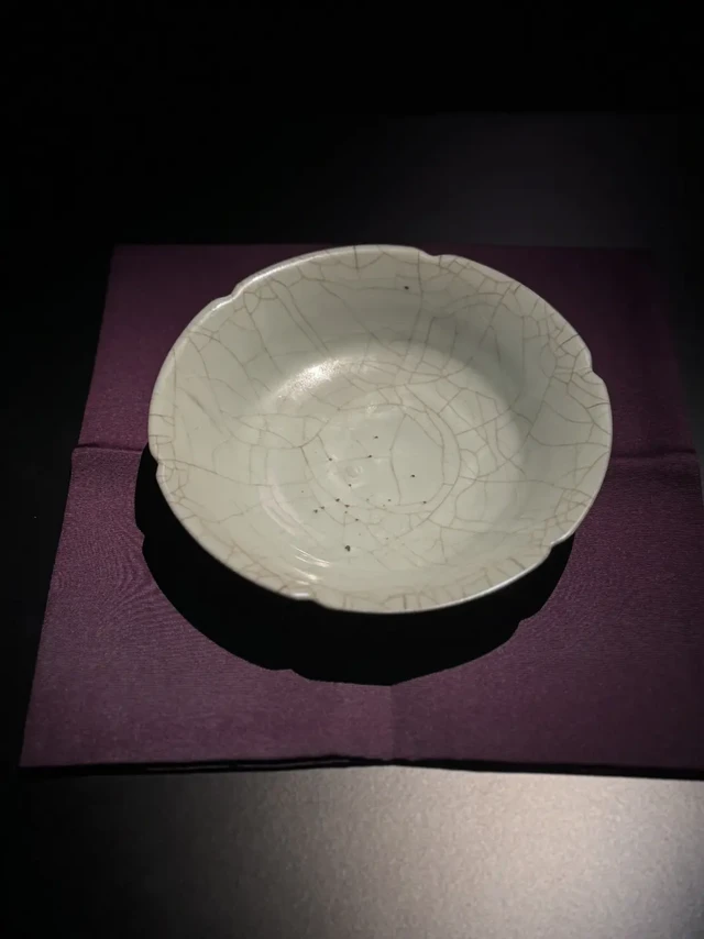 香港苏富比 南宋｜官窑青釉葵口盘