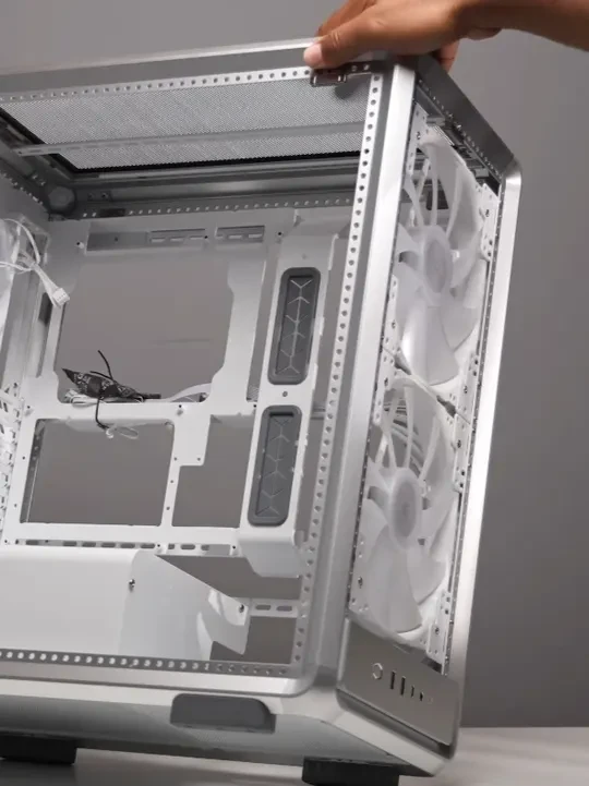 SFF 玩家首次尝试 60L ATX 机箱： MasterFrame 500 Mesh，大机箱真香吗？ 
机箱：酷冷至尊（Cooler Master）MasterFrame 500 Mesh（银色）
