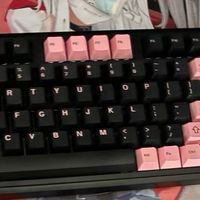 粉色浪漫与电竞实力的完美融合：阿斯盾Hola98Pro