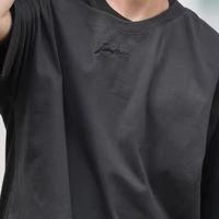 GUUKA废土风黑色短袖：夏日衣橱的个性担当