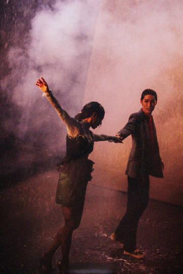 蔡依林新歌MV牵手泰星Tor演绎跨国老派恋爱 雨中拥舞成七夕高甜爆款