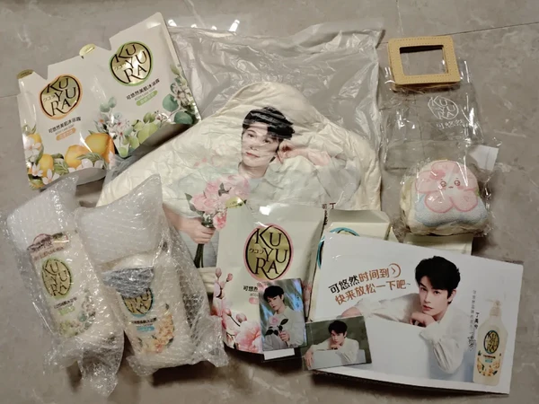 又是被小丁老师好看哭的一天。
也不是第一次用可悠然的沐浴露了，有多好用还需要我夸吗（已经深深陷入今晚用哪个味道的思考中了）[doge][doge][doge]
大大表扬@KUYURA 可悠然 周边做的