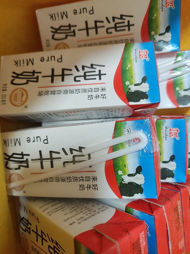 早餐必备，辉山全脂纯牛奶