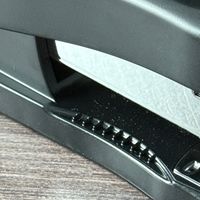 谁懂啊！得力这个订书机直接焊在我桌上了！