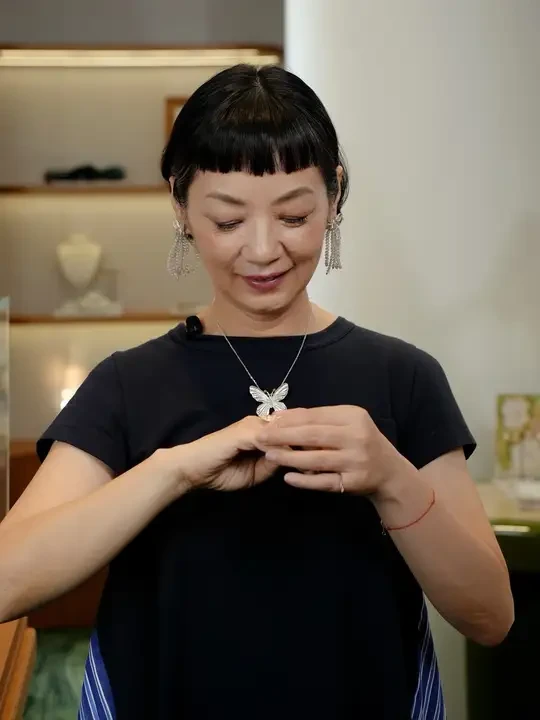 从深山带回的礼物，与你们分享 时值七夕，迫不及待要与大家分享这份“礼物” 
苗·银·颂系列，是翡拉拉筹备许久的非遗项目。 
回想我初次在大山深处见到那些华美、精致的苗族银饰，震撼之余还有不能日常佩戴的