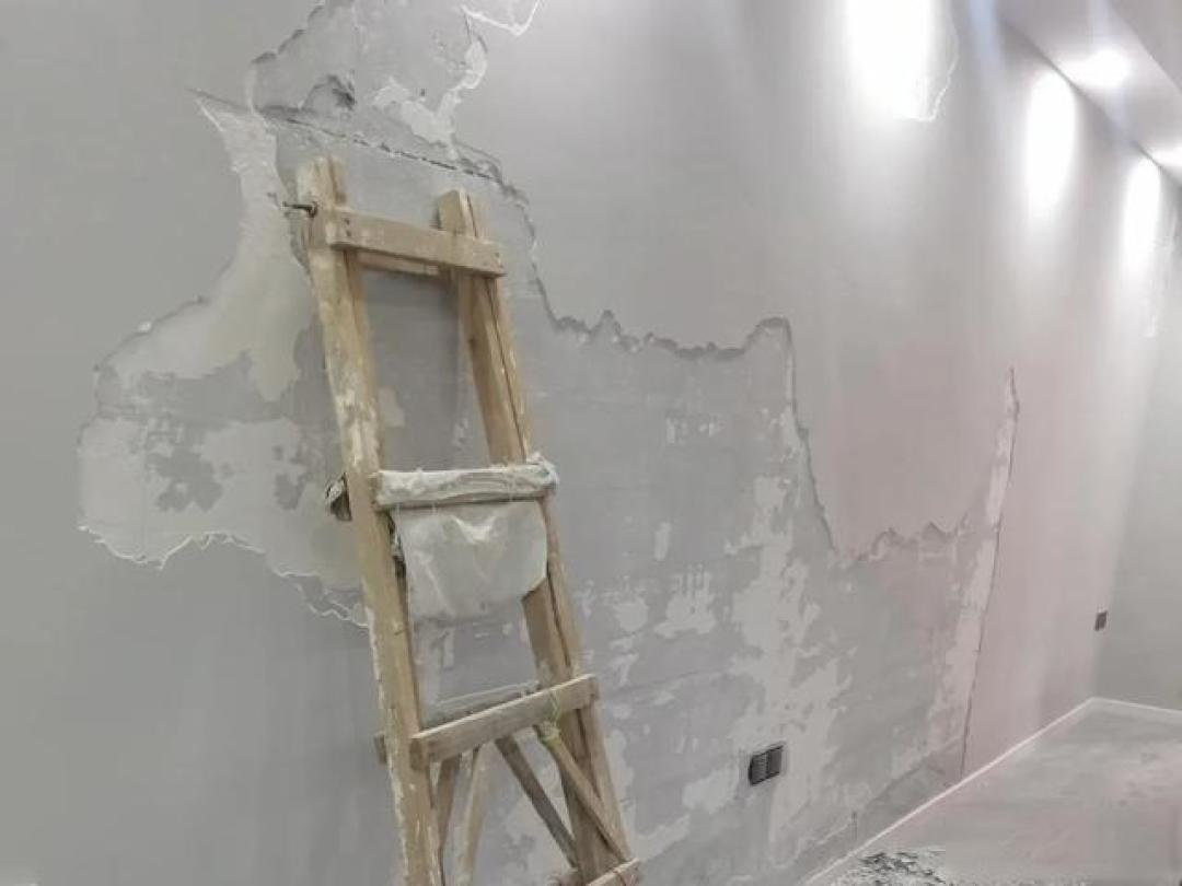 墙面翻新必看:开裂掉皮返碱全攻略,三步根治病灶延长使用寿命
