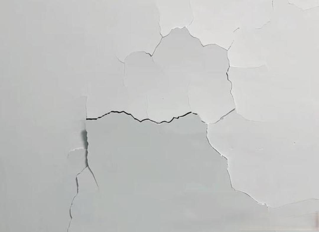 墙面翻新必看:开裂掉皮返碱全攻略,三步根治病灶延长使用寿命