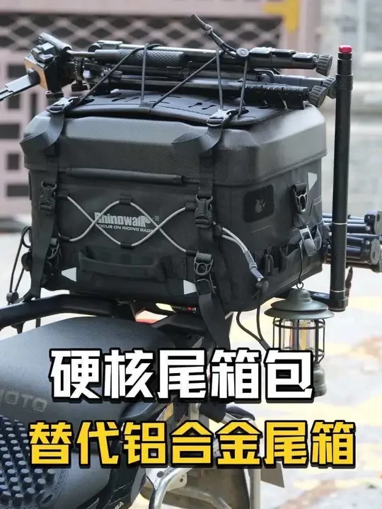 犀牛漫步硬壳尾箱包 36升容量 只有铝合金尾箱一半的重量 外壳采用ABS材质 防刮耐磨防水 空包状态也是支棱起来的 适合不喜欢铝合金尾箱的朋友
#犀牛漫步尾包 #后座包 #摩托车尾包 #摩托车硬壳包