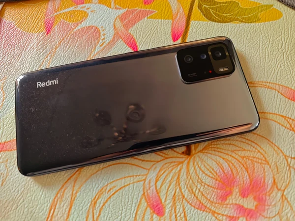《致红米Note10 pro》 谢谢你 我的Note10 pro 你陪我走过了2022-2025这段鲜活热闹的时光 还记2022年的夏天 我满心欢喜地将你握在手中 你可是当时千元档里的“性能小钢炮”