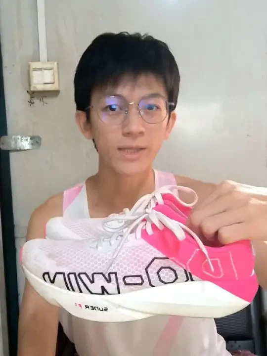 跑鞋中的六边形战士？它凭什么？ 分享一下我特别喜欢的多威六边形战士跑鞋，这双鞋子的设计理念真的很棒，细节的设计也很让我满意，实际体验下来也没什么问题。 #跑鞋分享 #多威六边形 #多威六边形战士