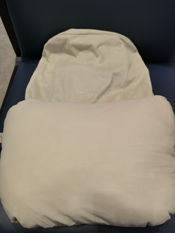 名创优品车用腰靠
