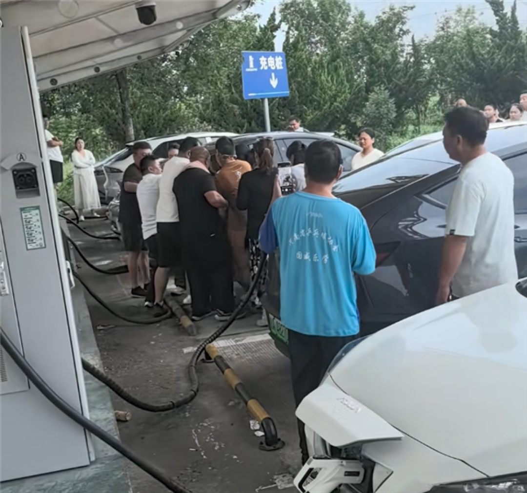 4个充电桩20多台车排队 高速服务区车主抢着充电枪都不松手
